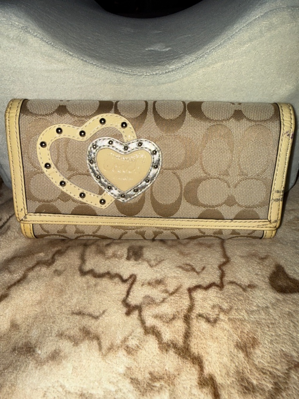 🖤COACH VINTAGE Y2K TAN/CREAM HEART STUD APPLIQUÉS WALLET🖤